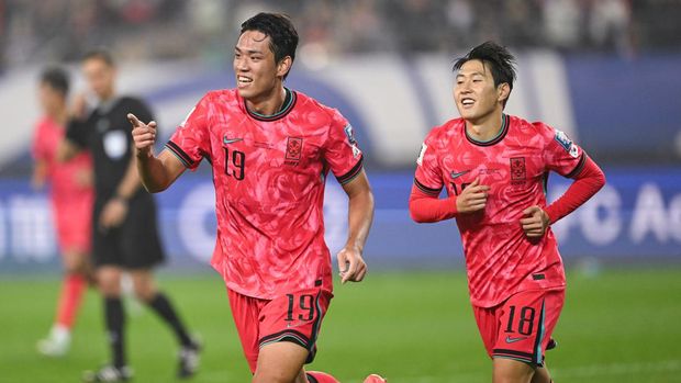 South Korea's Oh Se-hun (L) celebrates his goal with Lee Kang-in (R) during the 2026 FIFA World Cup Asian qualification football match between South Korea and Iraq in Yongin on October 15, 2024. (Photo by JUNG YEON-JE / AFP)
