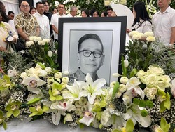 Jenazah Cagub Malut Benny Laos Dimakamkan Siang Ini