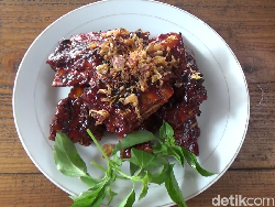 Hanya Rp 25 Ribu Bisa Cicip Iga Bakar Madu yang Empuk Gurih