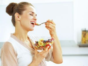 5 Kesalahan Makan Salad Buah yang Bikin Diet Gagal 5 Kesalahan Makan Salad Buah yang Bikin Diet Gagal