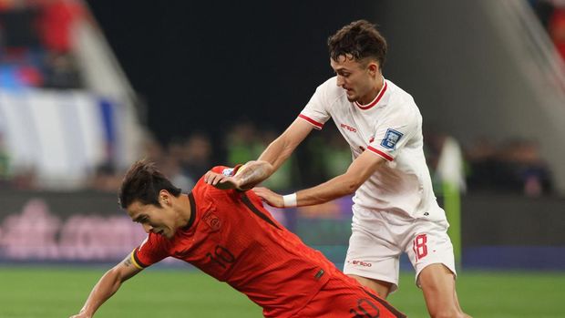 Soccer Football - World Cup - Asian Qualifiers - Third Round - Group C - China v Indonesia - Qingdao Youth Football Stadium, Qingdao, China - October 15, 2024 China's Wei Shihao in action with Indonesia's Ivar Jenner REUTERS/Florence Lo