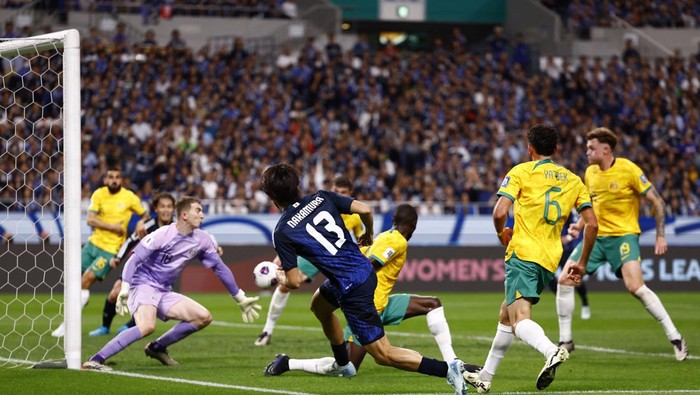 Jepang vs Australia Soccer Football - World Cup - Asian Qualifiers - Third Round - Group C - Japan v Australia - Saitama Stadium 2002, Saitama, Japan - October 15, 2024 Japans Keito Nakamura in action as Australias Cameron Burgess scores an own goal and Japans first REUTERS/Issei Kato