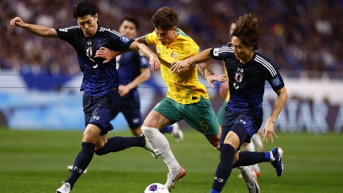 Soccer Football - World Cup - Asian Qualifiers - Third Round - Group C - Japan v Australia - Saitama Stadium 2002, Saitama, Japan - October 15, 2024  Japans Shogo Taniguchi and Japans Ko Itakura in action with Australias Jordan Bos REUTERS/Issei Kato
