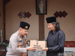 Kapolres Pasuruan Wakaf Al-Quran- Bagikan Sembako ke Warga