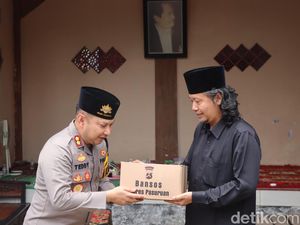Kapolres Pasuruan Wakaf Al-Quran- Bagikan Sembako ke Warga Kapolres Pasuruan Wakaf Al-Quran- Bagikan Sembako ke Warga