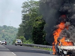 Mobil Kijang Terbakar di Tol Ungaran, Diduga gegara Korsleting
