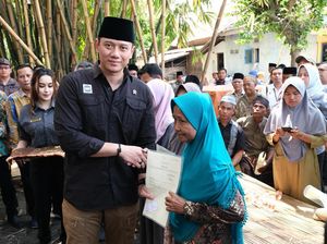 Senangnya Warga Pasuruan Ini Dapat Sertifikat Tanah dari Menteri AHY
