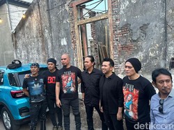 Ahmad Dhani Dukung Khofifah-Emil dengan Bikin Video Klip Bareng