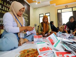 KPU Kota Blitar Mulai Sortir dan Lipat Surat Suara Pilkada 2024 KPU Kota Blitar Mulai Sortir dan Lipat Surat Suara Pilkada 2024
