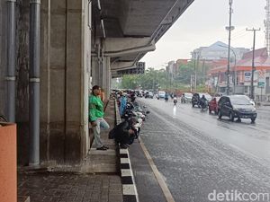 Hujan Deras Guyur Makassar Siang Ini Usai Kemarau Panjang Hujan Deras Guyur Makassar Siang Ini Usai Kemarau Panjang
