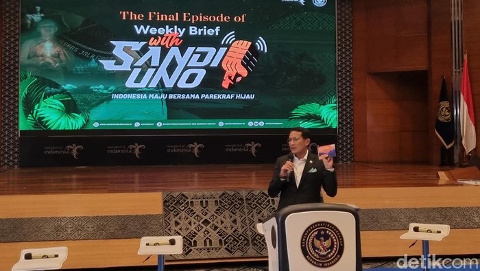 Menparekraf Sandiaga Uno Menparekraf Sandiaga Uno dalam Weekly Brief with Sandi Uno Senin (14/10/2024).