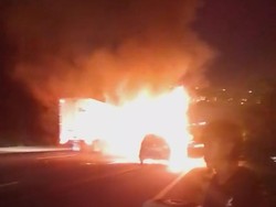 Kebakaran Mobil Kembali Terjadi di Tol Semarang, Kali Ini di Jatingaleh