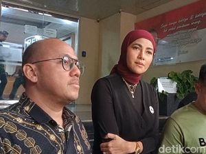 Olla Ramlan Datangi Polda usai Anak-Mendiang Ayah Jadi Target Buzzer Olla Ramlan Datangi Polda usai Anak-Mendiang Ayah Jadi Target Buzzer