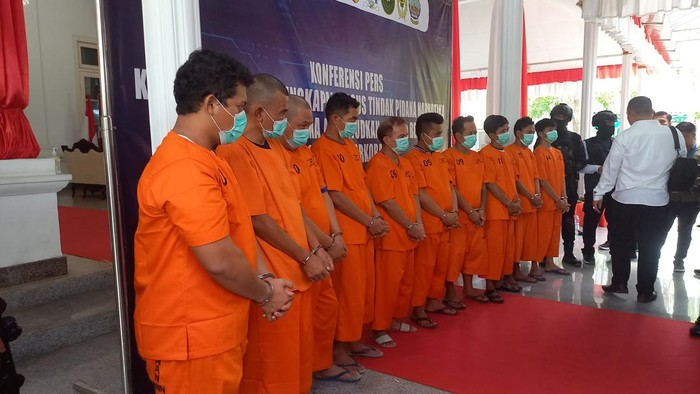 Para pengedar narkoba jaringan internasional yang ditangkap BNN Para pengedar narkoba jaringan internasional yang ditangkap BNN