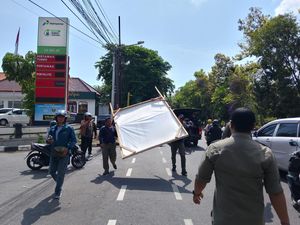 Satpol PP Copot 52 Baliho Kontestan Pilkada Serentak di Denpasar