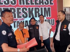 Amarah Rustam Aniaya Anak Tiri hingga Tewas gegara Istri Siri Chat Pria Lain Amarah Rustam Aniaya Anak Tiri hingga Tewas gegara Istri Siri Chat Pria Lain