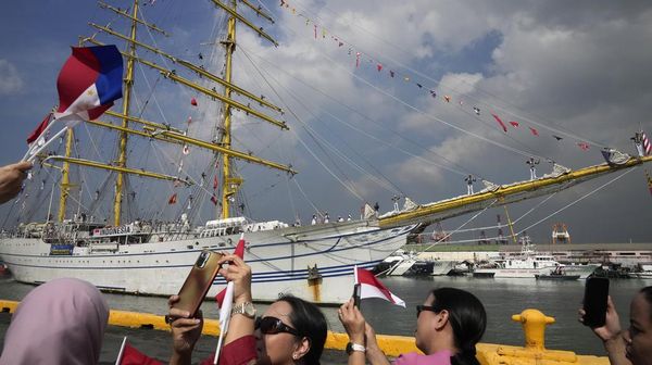 Potret KRI Bima Suci-945 Berlabuh di Filipina
