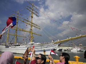 Potret KRI Bima Suci-945 Berlabuh di Filipina