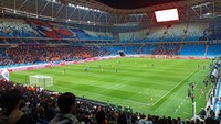 Desain Stadion Qingdao Youth terinspirasi pemandangan laut Qingdao, yang dipertegas melalui kursi tribun yang berwarna putih dan biru. Garis-garis bergelombang yang membentang di sepanjang fasad menciptakan lekukan, sehingga bangunan oval ini tidak hanya menarik, tetapi melambangkan gelombang laut yang bergerak naik turun. (Dok. Wikipedia/K.Y.K.Z.K.)