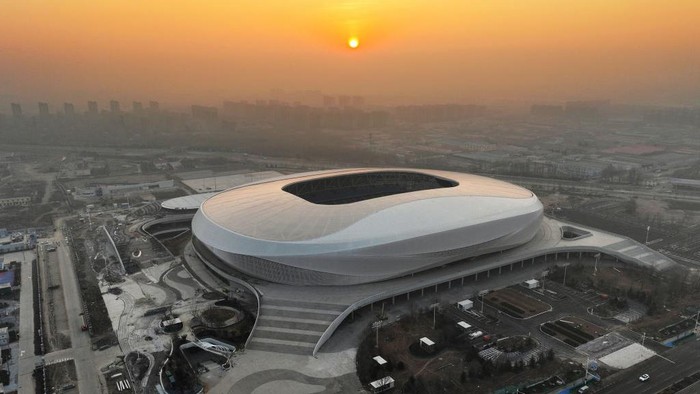 Potret Sejuknya Kota Qingdao, Lokasi Laga Timnas Indonesia Vs China QINGDAO, CHINA - JANUARY 01: Aerial view of sun rising over the Youth Football Stadium on New Year's Day on January 1, 2023 in Qingdao, Shandong Province of China. (Photo by Wang Haibin/VCG via Getty Images)