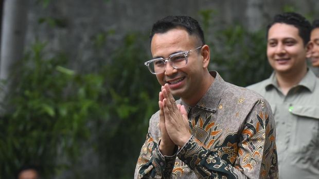 Pesohor Raffi Ahmad menyapa wartawan setibanya di kediaman Presiden Terpilih Prabowo Subianto di Jalan Kertanegara, Jakarta Selatan, Selasa (15/10/2024). Presiden Terpilih Prabowo Subianto memanggil sejumlah tokoh yang diyakini bakal menjadi wakil menteri untuk pemerintahan baru ke depan. ANTARA FOTO/Muhammad Ramdan