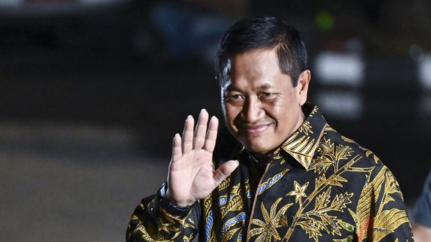 Plt Sekjen Kementerian Pertahanan Donny Ermawan Taufanto menyapa wartawan setibanya di kediaman Presiden Terpilih Prabowo Subianto, Kertanegara, Jakarta Selatan, Senin (14/10/2024). Presiden Terpilih Prabowo Subianto memanggil sejumlah tokoh yang diyakini bakal menjadi calon menteri/kepala lembaga negara untuk pemerintahan baru ke depan. ANTARA FOTO/Aprillio Akbar