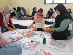 Puluhan Orang Sortir-Lipat 123 Ribu Surat Suara di KPU Kota Blitar