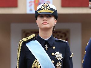 Potret Cantik Calon Ratu Spanyol Berseragam Angkatan Laut di Acara Kenegaraan Potret Cantik Calon Ratu Spanyol Berseragam Angkatan Laut di Acara Kenegaraan