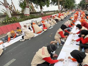 Mewarnai Batik Terpanjang di Kota Mojokerto Pecahkan Rekor MURI Mewarnai Batik Terpanjang di Kota Mojokerto Pecahkan Rekor MURI