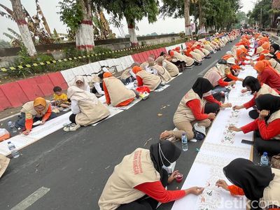 Mewarnai Batik Terpanjang di Kota Mojokerto Pecahkan Rekor MURI