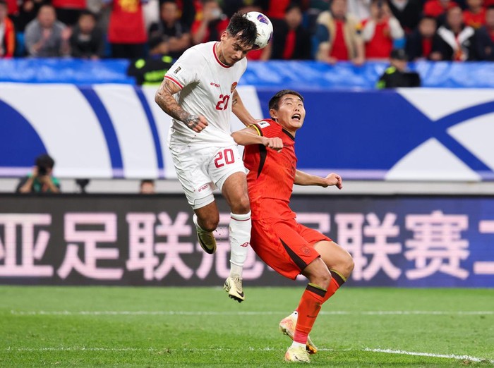 Shayne Pattynama, indonesia, china QINGDAO, CHINA - OCTOBER 15: Shayne Pattynama #20 of Indonesia competes for the ball with Wang Shangyuan #6 of China during the FIFA World Cup Qualifier match between China and Indonesia at Qingdao Youth Football Stadium on October 15, 2024 in Qingdao, China. (Photo by Zhizhao Wu/Getty Images)