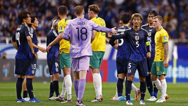 Soccer Football - World Cup - Asian Qualifiers - Third Round - Group C - Japan v Australia - Saitama Stadium 2002, Saitama, Japan - October 15, 2024  Japan's Hidemasa Morita shakes hands with Australia's Joe Gauci after the match REUTERS/Issei Kato