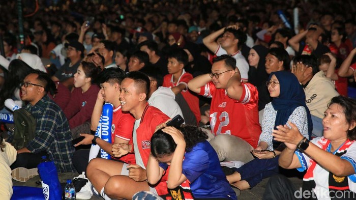 Warga menoton bersama pertandingan kualifikasi piala dunia antara China Vs Indonesia di kawasan GBK, Jakarta, Selasa (15/10). Dalam pertandingan itu Indonesia kalah 2-1.