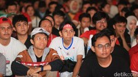 Wajah tegang pendukung Indonesia saat Timnas Indonesia tertinggal 2-0.