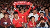 Warga membawa berbagai atribut Timnas Indonesia saat nonton bareng.