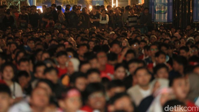 Warga menoton bersama pertandingan kualifikasi piala dunia antara China Vs Indonesia di kawasan GBK, Jakarta, Selasa (15/10). Dalam pertandingan itu Indonesia kalah 2-1.
