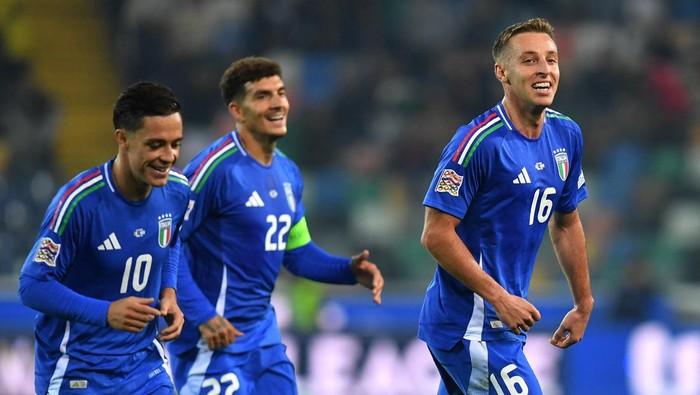 Soccer Football - UEFA Nations League - Group A2 - Italy v Israel - Bluenergy Stadium, Udine, Italy - October 14, 2024 Italys Davide Frattesi celebrates scoring their third goal with teammates REUTERS/Jennifer Lorenzini