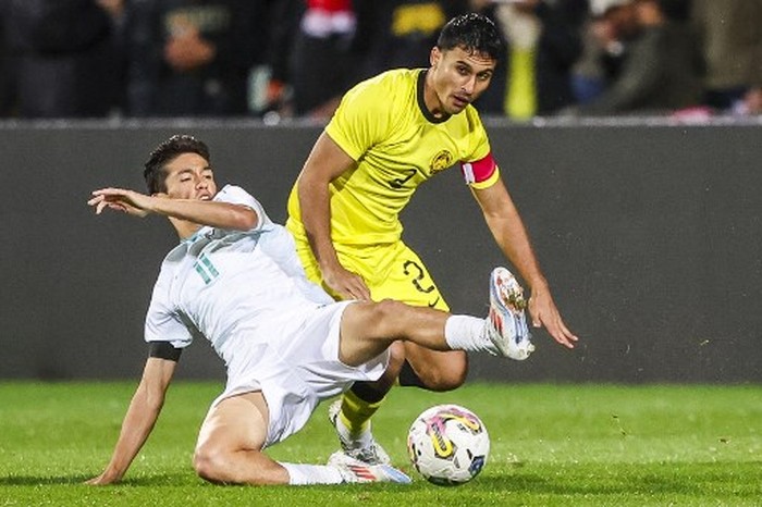 Timnas Malaysia New Zealands Elijah Just (L) tussles for the ball with Malaysias Matthew Thomas Davies during the friendly football match between New Zealand and Malaysia at North Harbour Stadium in the Auckland suburb of Albany on October 14, 2024. (Photo by DJ MILLS / AFP)