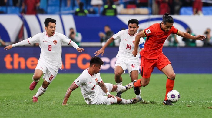 Zhang Yuning QINGDAO, CHINA - OCTOBER 15: Zhang Yuning #9 of China competes for the ball with Mees Hilgers #2 of Indonesia during the FIFA World Cup Qualifier match between China and Indonesia at Qingdao Youth Football Stadium on October 15, 2024 in Qingdao, China. (Photo by Zhizhao Wu/Getty Images)