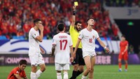 Meski tak menempati posisi terbawah Grup C, namun Indonesia menjadi satu-satunya di grup tersebut yang belum meraih kemenangan. Setelah menahan Arab Saudi, Australia, dan Bahrain, Merah Putih tumbang 1-2 dari China dan kini baru meraih tiga poin. Foto: Getty Images/Zhizhao Wu