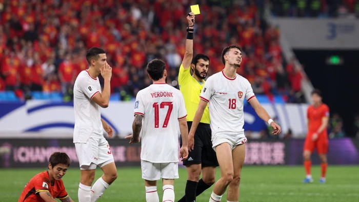 QINGDAO, CHINA - OCTOBER 15: Referee Omar Mohamed Al-Ali gives a yellow card to Ivar Jenner #18 of Indonesia during the FIFA World Cup Qualifier match between China and Indonesia at Qingdao Youth Football Stadium on October 15, 2024 in Qingdao, China. (Photo by Zhizhao Wu/Getty Images)
