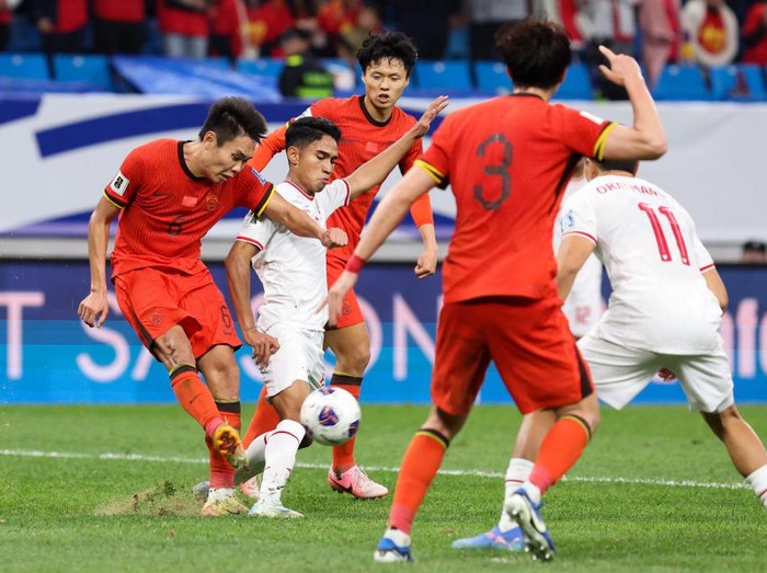 2178554983 QINGDAO, CHINA - OCTOBER 15: Wang Shangyuan #6 of China competes for the ball during the FIFA World Cup Qualifier match between China and Indonesia at Qingdao Youth Football Stadium on October 15, 2024 in Qingdao, China. (Photo by Zhizhao Wu/Getty Images)