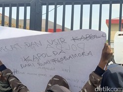Warga Demo di Polda NTT Buntut Pemecatan Ipda Rudy Soik