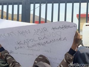 Warga Demo di Polda NTT Buntut Pemecatan Ipda Rudy Soik Warga Demo di Polda NTT Buntut Pemecatan Ipda Rudy Soik