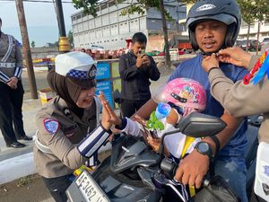 Reward untuk Pengendara di Ponorogo Saat Sosialisasi Operasi Zebra Semeru Reward untuk Pengendara di Ponorogo Saat Sosialisasi Operasi Zebra Semeru