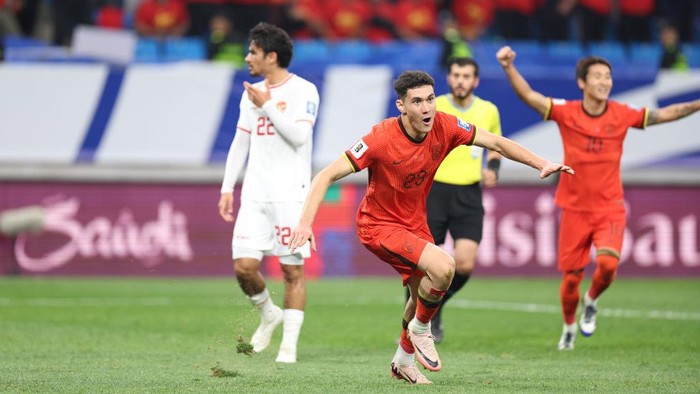 behram abduweli china vs indonesia indonesia vs china timnas china timnas indonesia kualifikasi piala dunia 2026 zona asia QINGDAO, CHINA - OCTOBER 15: Behram Abduweli #23 of China celebrates after scoring his teams first goal during the 2026 FIFA World Cup Qualifier fourth round Group C match between China and Indonesia at Qingdao Youth Football Stadium on October 15, 2024 in Qingdao, Shandong Province of China. (Photo by Yuan Meng/CFIDC/VCG via Getty Images)