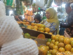 Kunjungi Pasar Buah Sidoarjo, Khofifah Ajak Pedagang Jual Buah Lokal