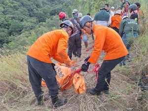 Jenazah Agus Pendaki Gunung Wilis Asal Jakarta Dipulangkan Usai Diautopsi Jenazah Agus Pendaki Gunung Wilis Asal Jakarta Dipulangkan Usai Diautopsi