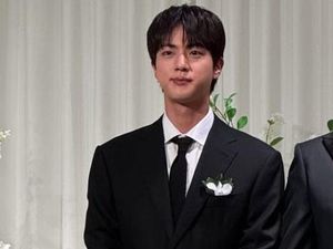 Ganteng Aur-auran, Jin BTS Jadi MC Kondangan Jelang Comeback Solo