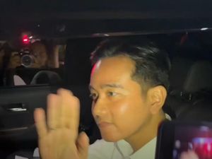 Video: Tinggalkan Hambalang, Gibran Hanya Dadah-dadah ke Awak Media